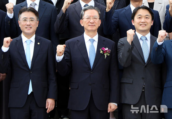 [과천=뉴시스] 김금보 기자 = 정성호 법무부 장관이 26일 오후 경기 과천시 정부과천청사에서 열린 이임식을 마친 뒤 직원들과 기념촬영 하고 있다. 2026.08.26. kgb@newsis.com