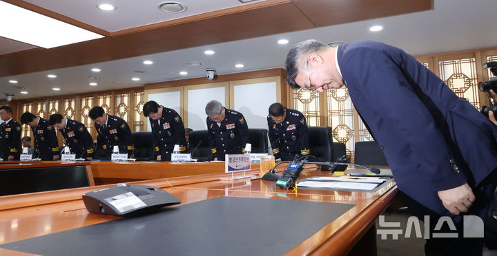 [서울=뉴시스] 조수정 기자 = 26일 정부서울청사에서 경찰 지휘부 회의가 열린 가운데 제주 실종사건과 관련해 윤호중 행정안전부 장관, 유재성 경찰청장 직무대행, 홍석기 국가수사본부장 등 회의 참석자들이 고개숙여 사과하고 있다. (공동취재) 2026.08.26. chocrystal@newsis.com