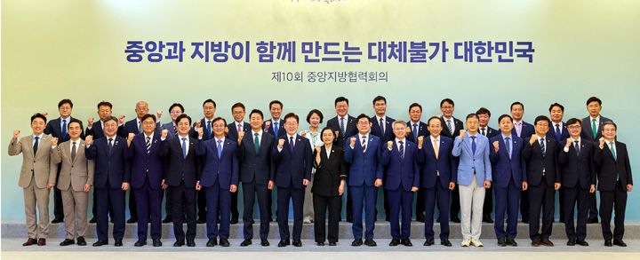 [서울=뉴시스] 조성봉 기자 = 이재명 대통령이 26일 청와대에서 열린 제10회 중앙지방협력회의에서 참석자들과 기념 촬영을 하고 있다. 뒷줄 오른쪽 두 번째가 오세현 시장. (사진=청와대 제공) 2026.08.26. photo@newsis.com *재판매 및 DB 금지