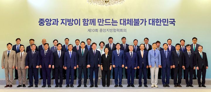 [서울=뉴시스] 조성봉 기자 = 이재명 대통령이 26일 청와대에서 열린 제10회 중앙지방협력회의에서 참석자들과 기념 촬영을 하고 있다. (사진=청와대 제공) 2026.08.26. photo@newsis.com *재판매 및 DB 금지