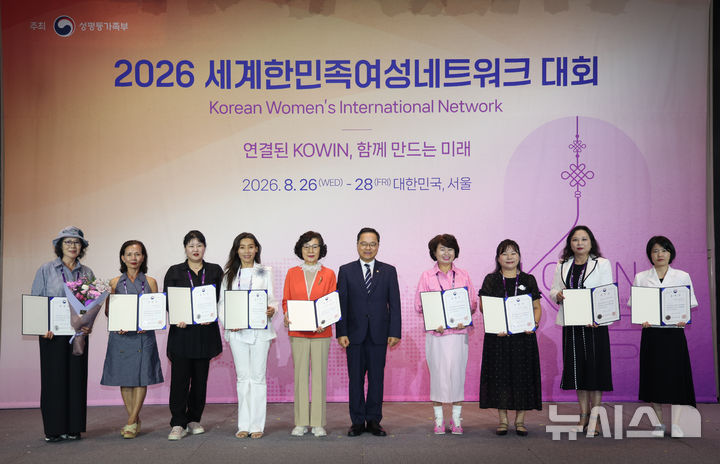 기념촬영하는 정구창 차관