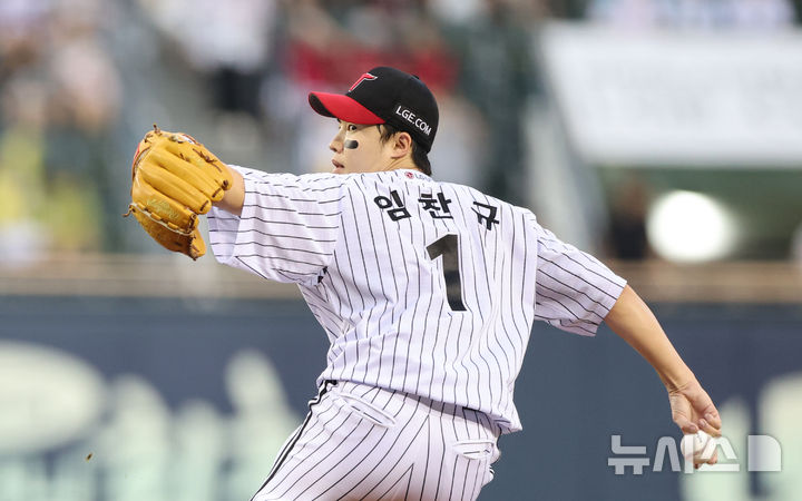 [서울=뉴시스] 김금보 기자 = 26일 서울 송파구 잠실야구장에서 열린 2026 KBO리그 NC다이노스와 LG트윈스의 경기, 1회초 LG 선발 임찬규가 역투하고 있다. 2026.08.26. kgb@newsis.com