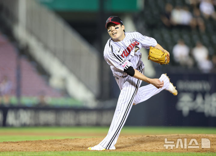 [서울=뉴시스] 김금보 기자 = 26일 서울 송파구 잠실야구장에서 열린 2026 KBO리그 NC다이노스와 LG트윈스의 경기, 6회초 2사 3루 LG 선발 임찬규가 역투하고 있다. 2026.08.26. kgb@newsis.com