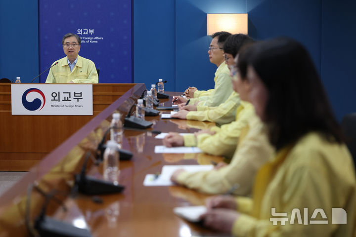 [서울=뉴시스] 김명년 기자 = 조현 외교부 장관이 26일 서울 종로구 외교부에서 열린 '네팔 홍수 우리 국민 실종 관련 재외국민보호대책본부 회의'를 주재하고 있다. 2026.08.26. kmn@newsis.com