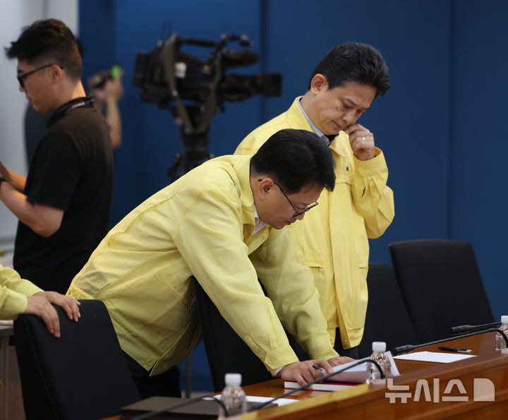 [서울=뉴시스] 김명년 기자 = 26일 서울 종로구 외교부에서 열린 '네팔 홍수 우리 국민 실종 관련 재외국민보호대책본부 회의'에 앞서 외교부 관계자들이 자료를 살펴보고 있다. 2026.08.26. kmn@newsis.com