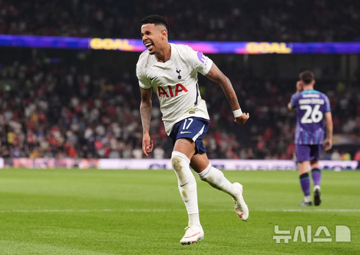 [런던=AP/뉴시스] 잉글랜드 프로축구 프리미어리그(EPL) 토트넘홋스퍼의 사비뉴. 2026.08.26.