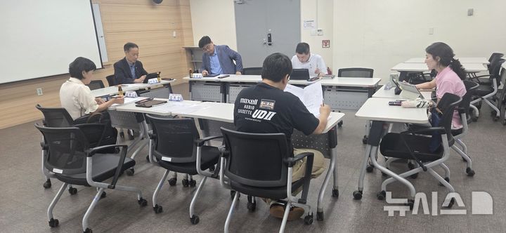 [시흥=뉴시스] 시흥시와 시정연구원 관계자가 통합돌봄 운영 현황을 점검하며 실효성 있는 개선책을 논의하고 있다.(사진=시흥시 제공).2026.08.27. photo@newsis.com