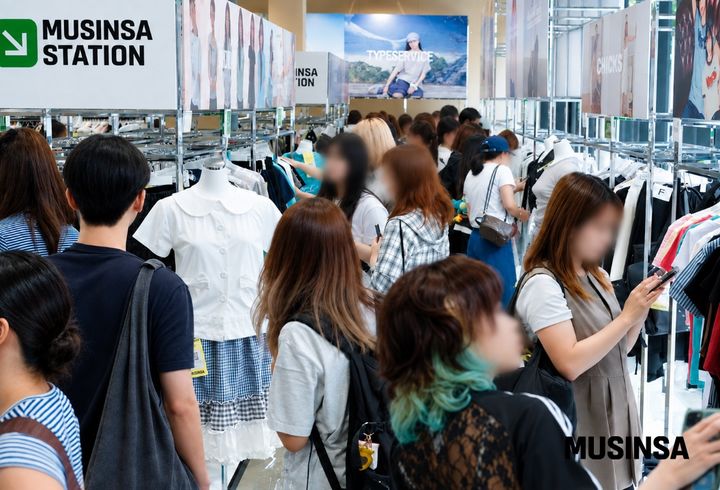 [서울=뉴시스] '무신사 스테이션 인 하라주쿠' 팝업 스토어 방문객 모습. (사진=무신사 제공) *재판매 및 DB 금지