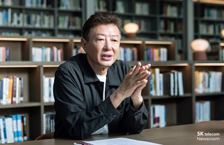 [서울=뉴시스]김난도 SK텔레콤 고객신뢰위원회 위원이 AI 시대 고객의 선택 변화와 기업이 지켜야 할 신뢰의 중요성을 짚은 인터뷰가 27일 SK텔레콤 뉴스룸을 통해 공개됐다. (사진=SKT 뉴스룸) *재판매 및 DB 금지
