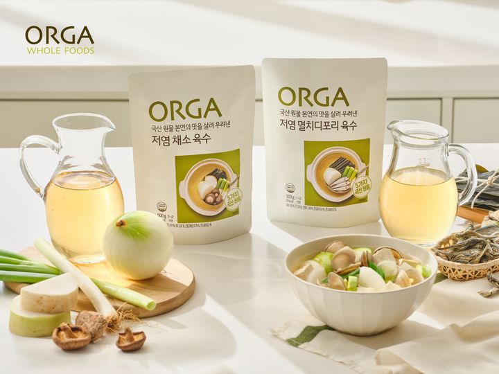 [서울=뉴시스] 국산 원물 본연의 감칠맛을 담은 'ORGA 저염 채소육수'와 'ORGA 저염 멸치디포리육수' (사진=올가홀푸드 제공) *재판매 및 DB 금지