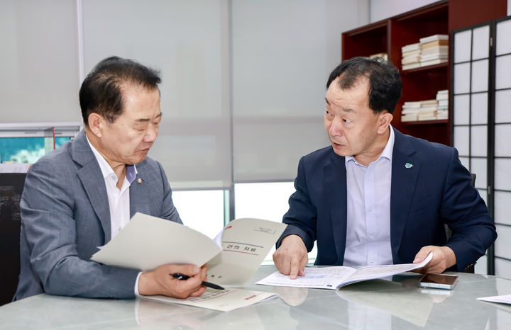 [산청=뉴시스] 유명현 산청군수 신성범 국회의원 면담 모습 (사진=산청군 제공) 2026. 08. 27. photo@newsis.com *재판매 및 DB 금지