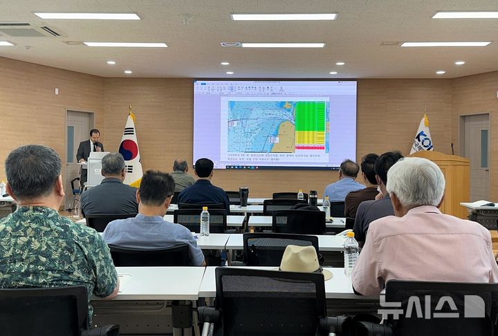 [서울=뉴시스] 25일 목포지방해양안전심판원 조사관이 '2026년 제3차 여객선 안전관리책임자 교육'에서 해양사고 사례를 중심으로 사고 예방 교육을 하고 있다.
