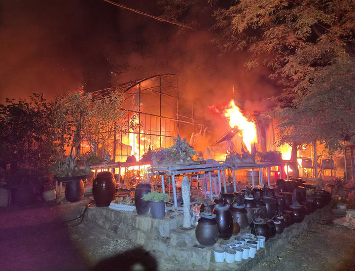 [부산=뉴시스] 26일 오후 부산 기장군의 한 농막에서 불이 났다. (사진=부산소방재난본부 제공) 2026.08.27 photo@newsis.com *재판매 및 DB 금지