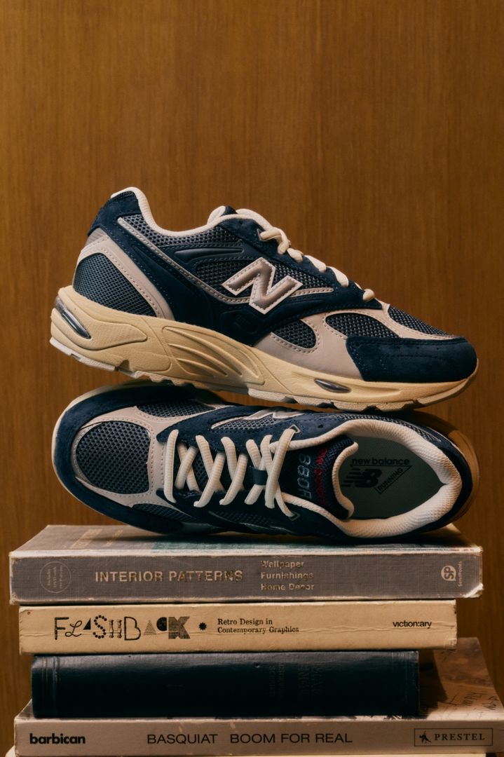 이랜드월드에서 전개하는 글로벌 스포츠 브랜드 뉴발란스(NEW BALANCE)가 클래식 러닝 헤리티지를 현대적인 감각으로 재해석한 신규 스니커즈 '880R'을 출시했다고 27일 밝혔다. *재판매 및 DB 금지