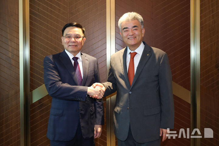 [서울=뉴시스] 지난 26일 오후 을지로 더그랜드롯데 서울에서 만난 정원주 대우건설 회장(오른쪽)과 레 마잉 훙 베트남 산업통상부 장관(왼쪽). (사진= 대우건설 제공) photo@newsis.com