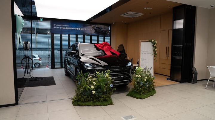 BYD 씨라이언 6 DM-i 1호차 인도식 현장.(사진=BYD코리아 제공) *재판매 및 DB 금지