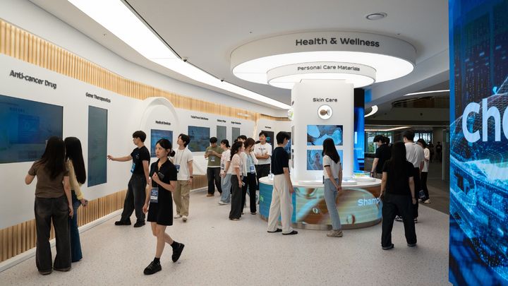 [서울=뉴시스] '2026 삼양 R&D Job Fair’에서 참가생들이 삼양 이노베이션 허브를 둘러보고 있다. (사진=삼양홀딩스 제공) *재판매 및 DB 금지