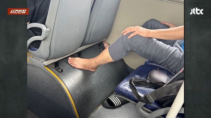 [서울=뉴시스] 버스에 맨발로 탑승한 손님 때문에 불편을 겪었다는 사연이 알려졌다. (사진=JTBC 사건반장 캡처)
