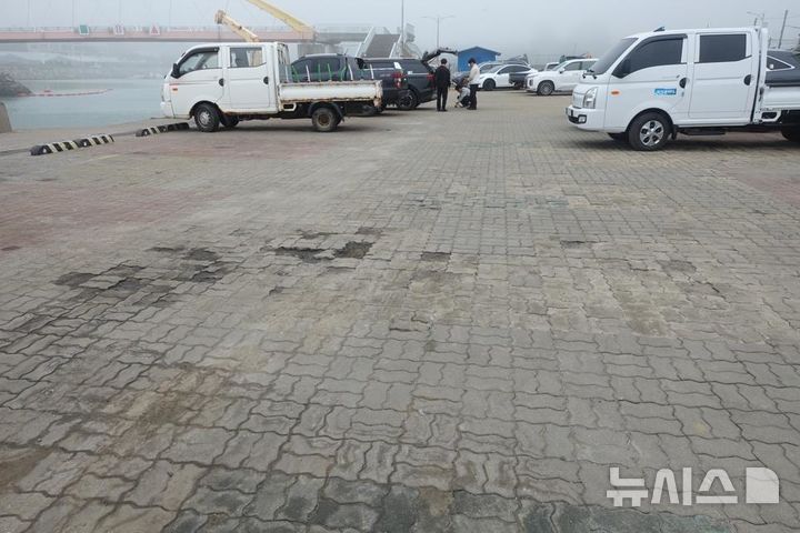 [서울=뉴시스] 소형선부두 포장 손상.