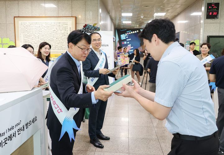 [대전=뉴시스] 출근길 청렴캠페인에 참가한 오석진 대전시교육감. (사진=대전시교육청 제공) 2026.08.27. photo@newsis.com *재판매 및 DB 금지