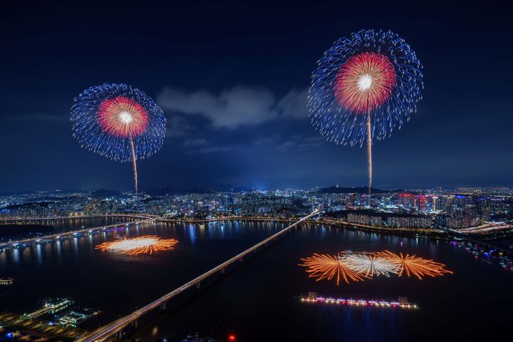 [서울=뉴시스] 한화와 함께하는 서울세계불꽃축제 2025에서 선보인 한화의 불꽃. (사진=한화) 2026.08.27 photo@newsis.com *재판매 및 DB 금지 *재판매 및 DB 금지