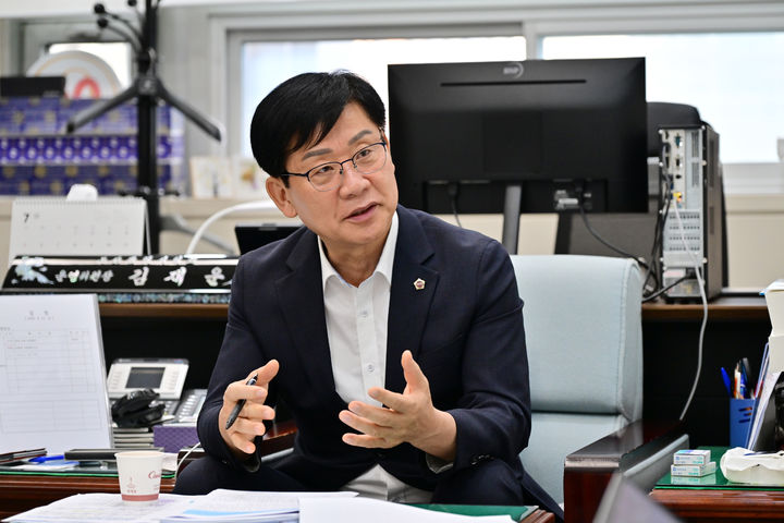 [부산=뉴시스] 김재운 부산시의회 운영위원장이 지난 26일 뉴시스와 인터뷰를 하고 있다. (사진=부산시의회 제공) 2026.08.27. photo@newsis.com *재판매 및 DB 금지