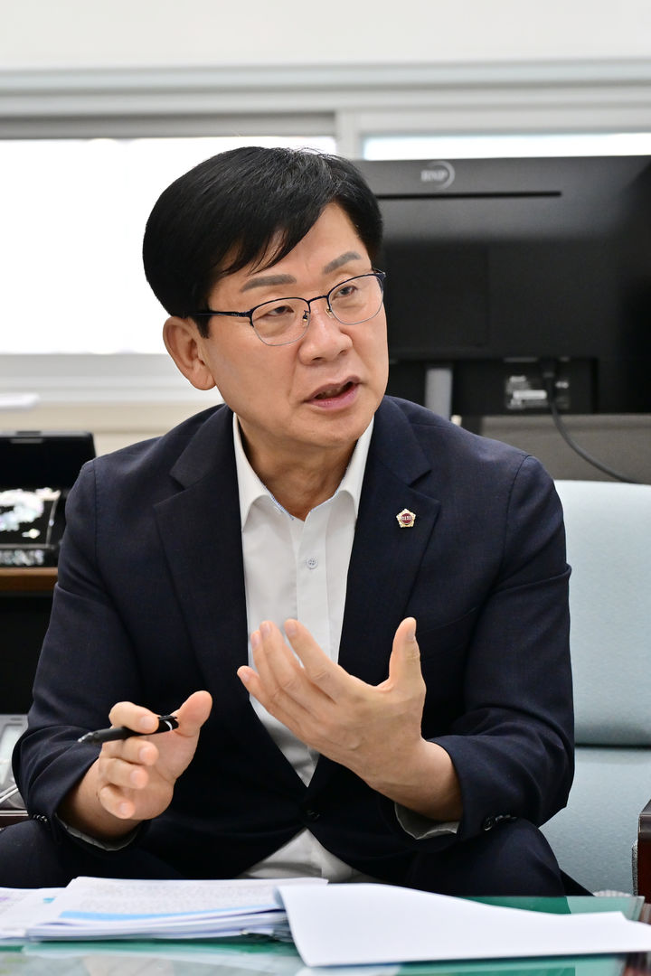[부산=뉴시스] 김재운 부산시의회 운영위원장이 지난 26일 뉴시스와 인터뷰를 하고 있다. (사진=부산시의회 제공) 2026.08.27. photo@newsis.com *재판매 및 DB 금지