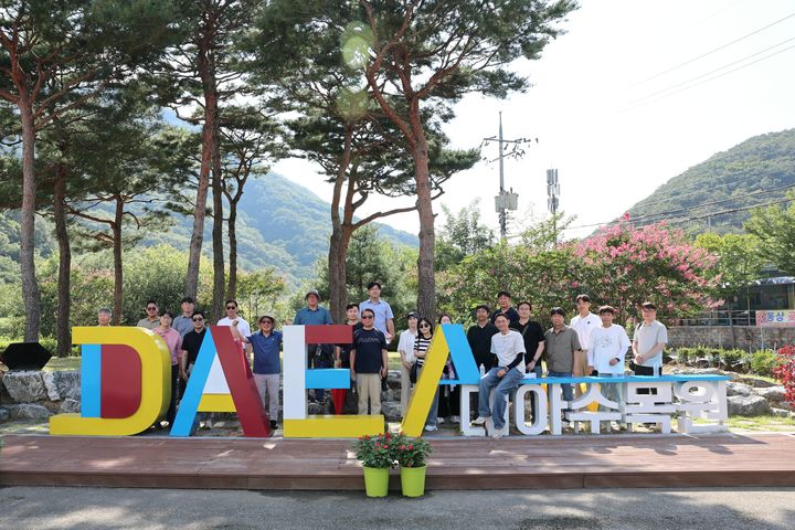 [양산=뉴시스] 나동연 시장과 관계 공무원들이 완주 대아수목원을 둘러보고 있다. (사진= 양산시 제공) 2026.08.27. photo@newsis.com *재판매 및 DB 금지