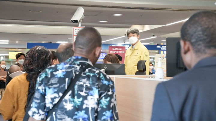 [세종=뉴시스]임승관 질병관리청장이 지난 6월4일 국립인천공항검역소 인천공항 T1 입국장 검역대에서 검역 대응 현장을 점검하고 있다. (사진=질병관리청 제공) 2026.08.27. photo@newsis.com *재판매 및 DB 금지