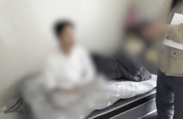 자택에서 검거된 불법사금융 범죄단체 총책 30대 A씨. (사진=인천경찰청 제공) 2026.08.27. photo@newsis.com *재판매 및 DB 금지