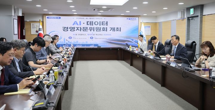[서울=뉴시스] 김태승 코레일 사장이 26일 오전 서울사옥에서 열린 ‘인공지능(AI)·데이터 경영 자문위원회’에서 모두발언을 하고 있다. 2026.08.27. (사진=코레일 제공) photo@newsis.com *재판매 및 DB 금지