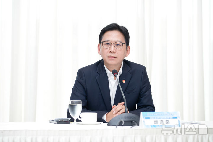 [서울=뉴시스]배경훈 부총리 겸 과학기술정보통신부 장관이 27일 오전 서울 중구 프레지던트호텔에서 열린 '제2차 과학기술 인공지능 미래전략회의' 에서 인사말을 하고 있다. (사진=과기정통부 제공)