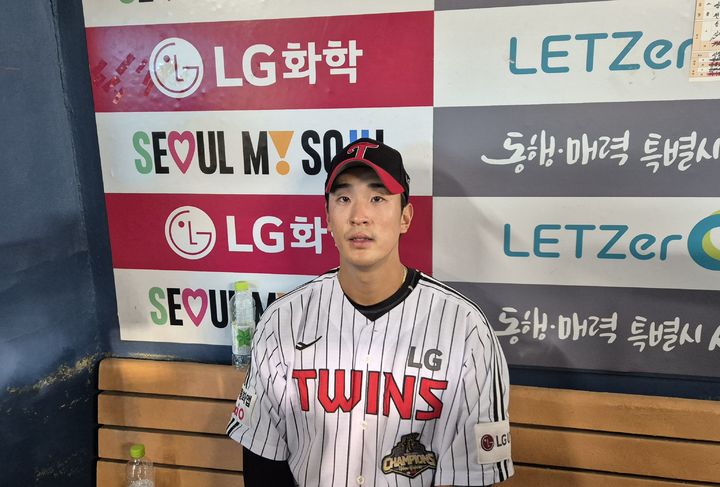 [서울=뉴시스] 문채현 기자 = 프로야구 LG 트윈스의 송찬의가 26일 서울 잠실구장에서 열린 2026 신한 쏠 KBO리그 NC 다이노스전에서 승리한 뒤 취재진과 인터뷰를 하고 있다. 2026.08.26. dal@newsis.com *재판매 및 DB 금지