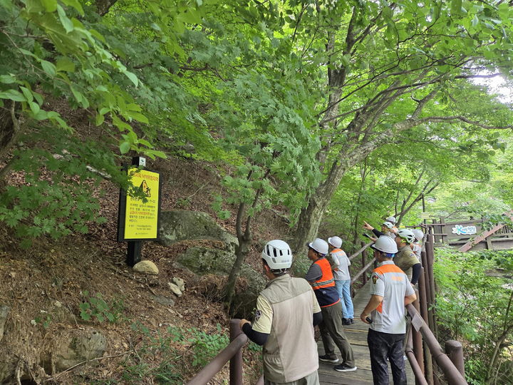 [합천=뉴시스] 가야산국립공원 민간구조협력단(지역주민) 합동 소리길 탐방로 내 급경사지 안전점검 (사진=가야산국립공원 제공) 2026. 08. 27. photo@newsis.com *재판매 및 DB 금지