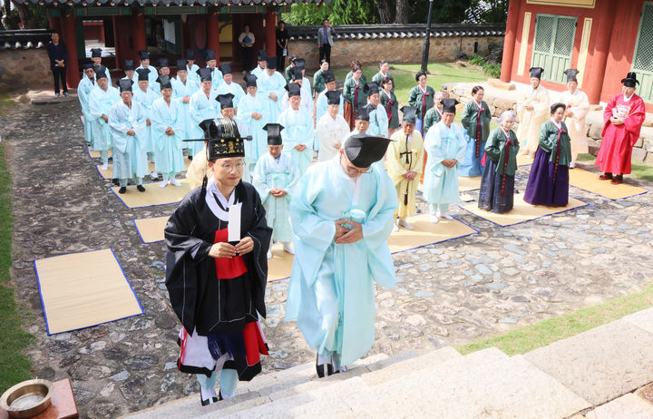 [울산=뉴시스] 울산시는 27일 중구 교동 울산향교 대성전에서 유림 등 50여 명이 참석한 가운데 시장 취임 고유례를 봉행했다고 밝혔다. (사진= 울산시 제공) 2026.08.27.photo@newsis.com *재판매 및 DB 금지
