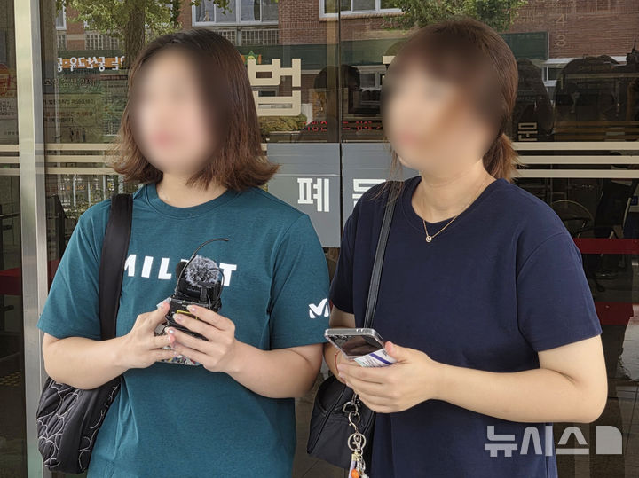 [전남광주=뉴시스] 이현행 기자 = 광주대표도서관 사고 유가족들이 27일 오전 광주 동구 광주고등법원 앞에서 첫 공판 직후 기자회견을 하고 있다.2026.08.27. lhh@newsis.com