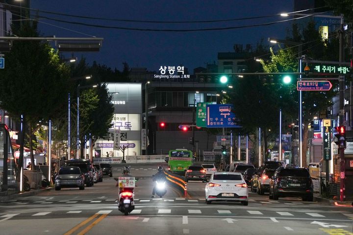 [서울=뉴시스] 중랑구. 면목로 경관조명으로 지역경제 활력. (사진=중랑구 제공) 2026.08.27. photo@newsis.com *재판매 및 DB 금지