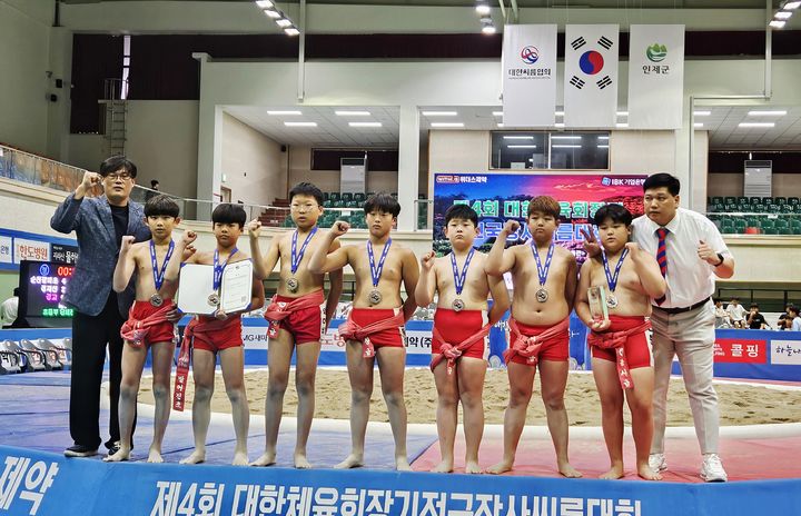 [울산=뉴시스] 울산방어진초 씨름부 학생들이 '제4회 대한체육회장기 전국 장사 씨름대회'에서 메달을 획득하고 기념사진을 찍고있다. (사진=울산시교육청 제공) photo@newsis.com *재판매 및 DB 금지