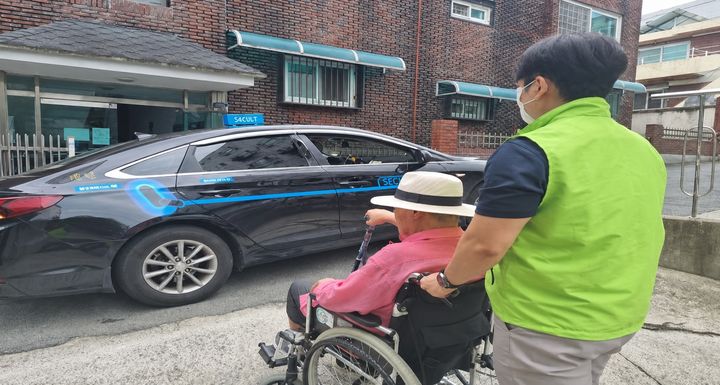 [대구=뉴시스] 대구 동구는 병원 진료에 어려움을 겪는 취약계층을 위한 '안심이동 택시돌봄 지원사업'을 추진한다. (사진=동구 제공) 2026.08.27. photo@newsis.com *재판매 및 DB 금지