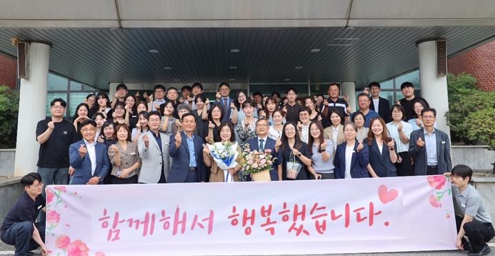 [아산=뉴시스] 신세균 아산교육장이 27일 이임식을 갖고 자리에서 물러났다. (사진=아산교육지원청 제공) 2026.08.27 photo@newsis.com *재판매 및 DB 금지