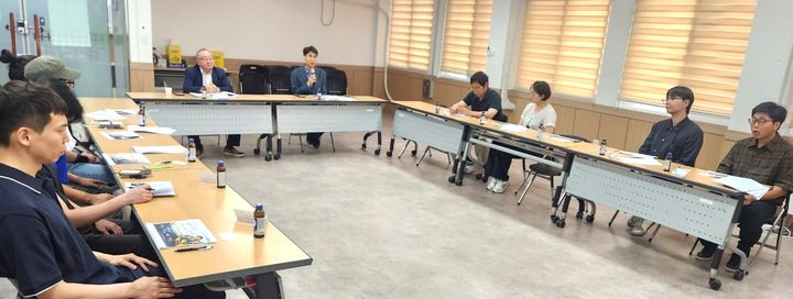 청년농업인들과 소통하는 최낙현(가운데) 단양부군수.(사진=단양군 제공) *재판매 및 DB 금지