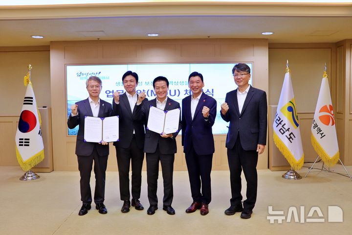 [전남광주=뉴시스] 민형배(왼쪽부터) 전남광주통합특별시장, 이원호 신세계 기획관리담당, 박주형 신세계 대표이사 사장, 이동훈 광주신세계 대표이사, 방종진 전남광주통합특별시 환경산림본부장 직무대리가 기념촬영을 하고 있다. (사진=신세계백화점 제공) 2026.08.27. photo@newsis.com&nbsp; 