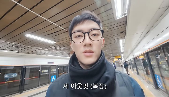 [서울=뉴시스]고(故) 전두환씨의 손자 전우원(30)씨가 택배 포장 및 상하차 아르바이트를 하며 생계를 이어온 사실이 뒤늦게 알려졌다. 사진은 전 씨가 아르바이트를 가기 위한 편안한 복장을 했다고 설명하는 모습. (사진출처: 유튜브 채널 '위선자' 캡처) 2026.08.27.