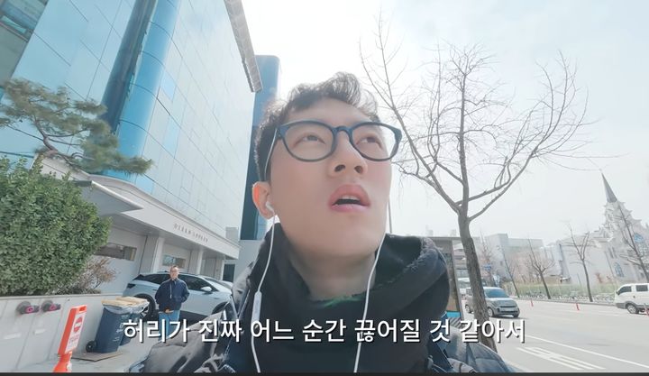 [서울=뉴시스]고(故) 전두환씨의 손자 전우원(30)씨가 택배 포장 및 상하차 아르바이트를 하며 생계를 이어온 사실이 뒤늦게 알려졌다. 사진은 전 씨가 택배 아르바이트를 하면서 허리 통증이 심해졌다고 호소하는 모습. (사진출처: 유튜브 채널 '위선자' 캡처) 2026.08.27.