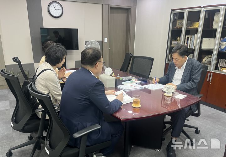 [서울=뉴시스]조현준 경남도 균형발전본부장이 27일 국회 윤한홍 의원실을 방문해 발전공기업 통합본사 경남 유치, 해군사관학교 진해 존치, 수도권 핵심 공공기관 경남 이전 등 3대 핵심 현안 관련 지원을 요청하고 있다.(사진=경남도 제공) 2026.08.27. photo@newsis.com