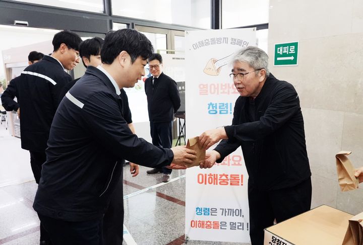 [세종=뉴시스]하동근 한국지역난방공사 사장(오른쪽)이 직원들을 대상으로 이해충돌방지 캠페인을 진행했다.(사진= 한난 제공) *재판매 및 DB 금지