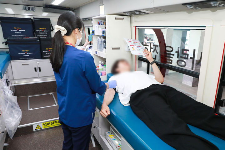 [대전=뉴시스] 충남대병원은 27일 오전 10시부터 오후 4시까지 행정동 앞에 마련된 헌혈 차량에서 '사랑의 헌혈' 행사를 열었다.(사진=충남대병원 제공) 2026.08.27. kdh1917@newsis.com *재판매 및 DB 금지