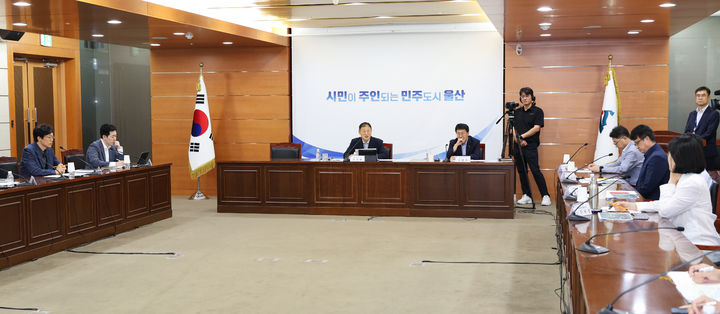 [울산=뉴시스] 울산시는 27일 울산시청 상황실에서 김상욱 시장 주재로 시 간부 공무원, 전문가, 용역사 관계자들이 참석한 가운데 2028국제정원박람회 현안 업무 보고를 열고 주요 사업 현안에 대한 논의를 가졌다. (사진= 울산시 제공) 2026.08.27.photo@newsis.com *재판매 및 DB 금지