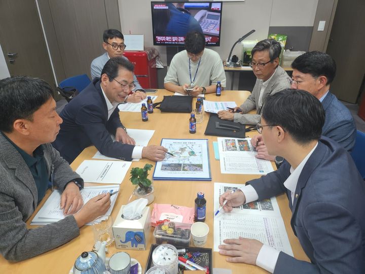 [순천=뉴시스] 손훈모 순천시장이 국회 국토교통위원회 장경태 의원을 만나 핵심 현안의 국비지원을 건의하고 있다. 2026.08.27. photo@newsis.com *재판매 및 DB 금지