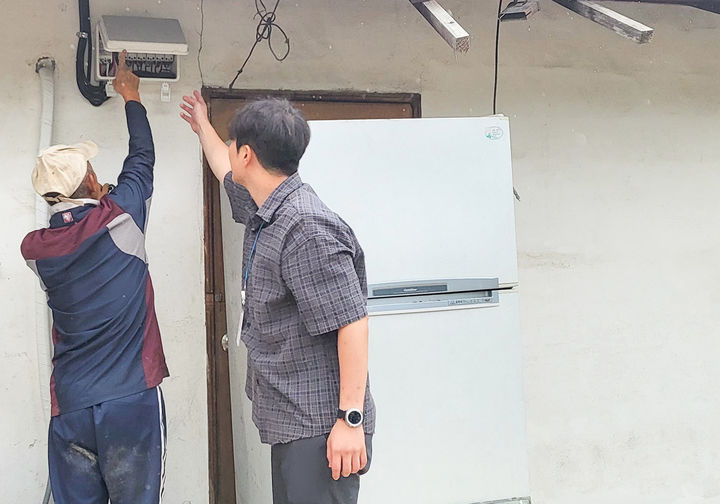 정선군이 고향사랑기금으로 취약계층 노후 전기설비 정비를 추진하는 모습.(사진=정선군 제공) *재판매 및 DB 금지